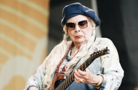 جوني ميتشل تحيي أول حفلة منذ عقدين