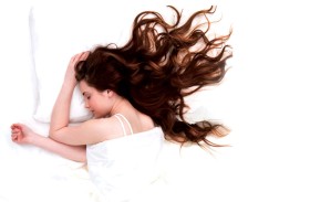 هل النوم بعد الأكل يسبّب السِمنة؟ إليكِ الحقيقة العلمية