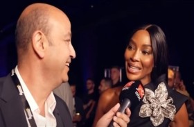 ناعومي كامبل تدعو عمرو أديب لتجربة عروض الأزياء