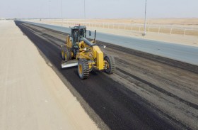 بلدية منطقة الظفرة تنجز تأهيل وتطوير الطريق المحيط بمضمار سباق الهجن بمدينة زايد
