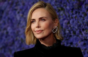 شارليز ثيرون تسخر من زفاف بيزوس