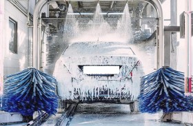 علق في مسرب محطة غسيل السيارات.. فمات