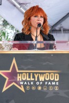 المغنية والممثلة الأمريكية ريبا ماكنتاير تتحدث خلال حفل تكريم مغنية الريف الأمريكية تريشا يروود بنجمة ممشى المشاهير في هوليوود. (ا ف ب)