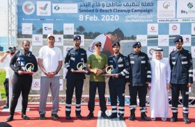 شرطة أبوظبي تشارك  في تنظيف البحر