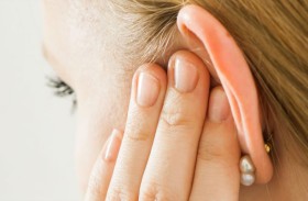 أصوات غريبة  في أذن امرأة .. والسبب عنكبوت