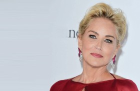 شارون ستون «ممتنة» لعدم تفضيلها هوليوود