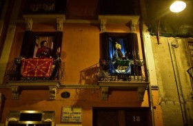 الإسبان يحتجون بالنقر على القدور