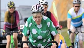 ثمانينية تقطع 1600 كم على الدراجة تخليداً لذكرى أبنائها المتوفين