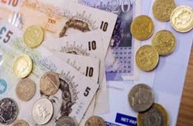 مُطالَبة بدفع 25 ألف دولار بسبب خطأ في راتبها