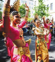 فنانات يقدمن عرضا في موكب الشارع السنوي، وهو جزء من كرنفال الثقافات الذي يحتفل بالتنوع العرقي في برلين.   (رويترز)