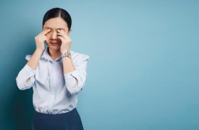 من هم المعرضون أكثر لجفاف العيون؟