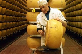 طريقة صنع جبن البارميزان تصدم الكثيرين