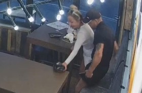  كاميرا تفضح زوجين في مطعم