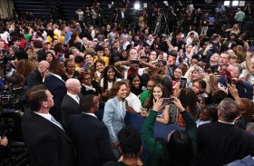 استطلاع يظهر تقدم هاريس بنقطة مئوية على ترامب