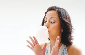 هل للعلكة الخالية من السكر فوائد؟