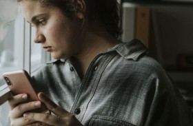 ثلث المراهقات يثقن في السوشيال ميديا أكثر من الأطباء!