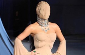 كيم كارداشيان تثير الجدل بقناع 