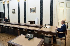 هؤلاء الرجال الذين يهمسون في أذن بوتين...!