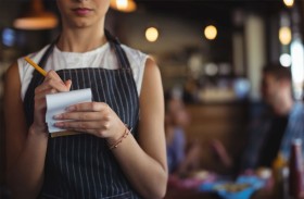 نادلة تسمم الزبائن انتقاماً من قرار الإدارة