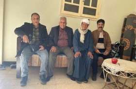 بعد 4 عقود.. طلاب يفاجئون معلمهم بزيارة في منزله