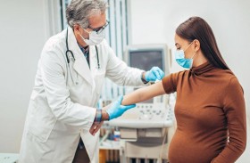 طبيب يتحدث عن تطعيم الحوامل والمرضعات