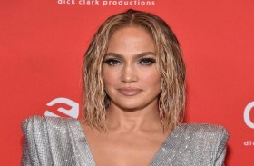 جينيفر لوبيز تأخذ صور سيلفي وأناقتها حديث المتابعين