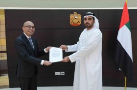 مدير مكتب وزارة الخارجية والتعاون الدولي في دبي يتسلم البراءة القنصلية من القنصل العام لجمهورية الفلبين