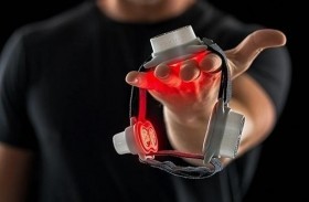 جهاز قابل للارتداء يعالج بالضوء المزدوج