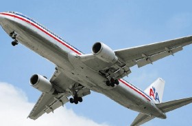 فتح باب الطائرة وقام بحركة جنونية