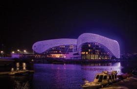 جزيرة ياس تضيء معالمها باللون البنفسجي احتفاءً بيوم الطفل الإماراتي