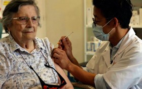 الاتحاد الأوروبي يقر إعطاء جرعة ثالثة من «أسترازينيكا» 