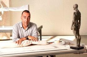 النحّات العالمي لورينزو كوين يساند حملة مجتمع «آرت بي إيه بارت» لجمع التبرعات في دبي