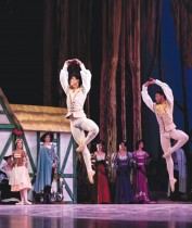 راقصو الباليه الوطنيون في كوبا يؤدون على خشبة المسرح خلال مهرجان أليسيا ألونسو الدولي السابع والعشرين للباليه في هافانا - ا ف ب