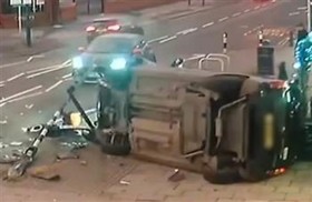 نجاة أم وطفلتها بعدما انقلبت سيارة فوقهما