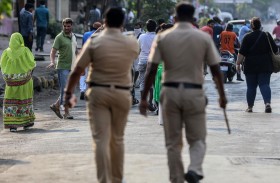 إجبار شاب على جمع أشلاء والده دون تدخل الأمن