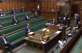 البرلمان البريطاني يبحث خططا لإعفاء مسافرين وافدين من الحجر 