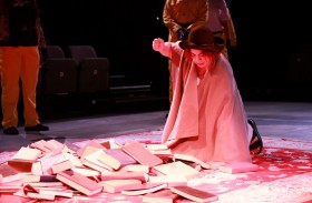 طلاب السنة الأخيرة في بكالوريوس الفنون الأدائية وفنون الإنتاج يقدمون أداءً تمثيلياً وحصرياً لرواية فهرنهايت 451