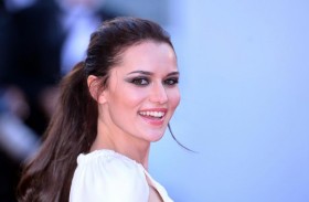 فهرية أفجين تهنئ زوجها بوراك أوزجيفيت بعيده