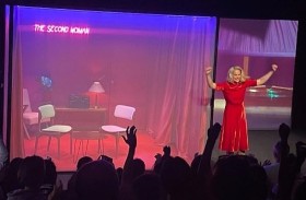 روث ويلسون تحظى بحفاوة بالغة بعد انفصالها عن 100 رجل