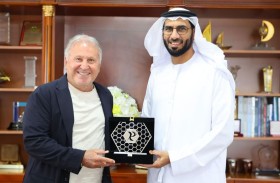 محمد بن كايد القاسمي يستعرض مع النجم البرازيلي زيكو تطور الكرة العالمية