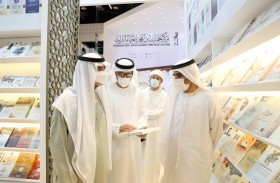 نهيان بن مبارك يزور جناح أكاديمية الشعر بمعرض أبوظبي للكتاب
