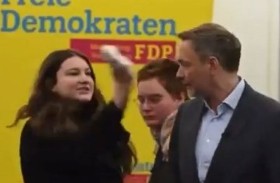 وزير ألماني مقال يتعرض للرشق «برغوة الحلاقة»