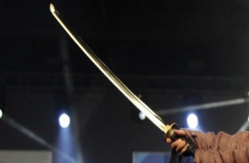 يطلب تسوية النزاع مع زوجته بمبارزة بالسيوف