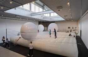 متحف يتيح لزواره تفجير طاقاتهم على الترامبولين