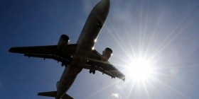 الأم وابنتها تضربان قائد الطائرة