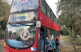 يحول حافلة قديمة إلى منزل أحلامه 