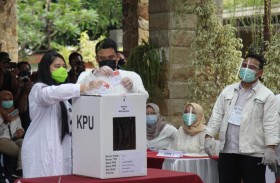 اندونيسيا تجري انتخابات إقليمية على مستوى البلاد 