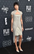 الممثلة الكورية الجنوبية الأمريكية ماي هونغ لدى حضورها حفل توزيع جوائز اختيار النقاد السنوي الـ31 في باركر هانغار، كاليفورنيا. ا ف ب