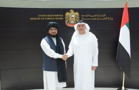 مدير مكتب وزارة الخارجية في دبي يتسلّم البراءة القنصلية من القنصل العام لجمهورية أفغانستان