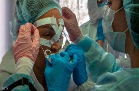 أوامر لأطباء بـ خياطة أقنعتهم بأنفسهم